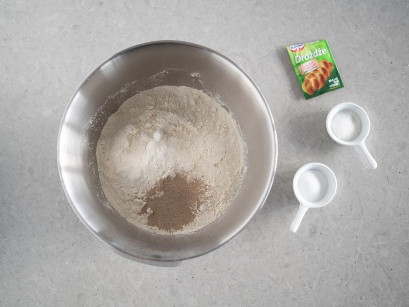 mąka 00, drożdże suszone Dr. Oetkera , sól, cukier