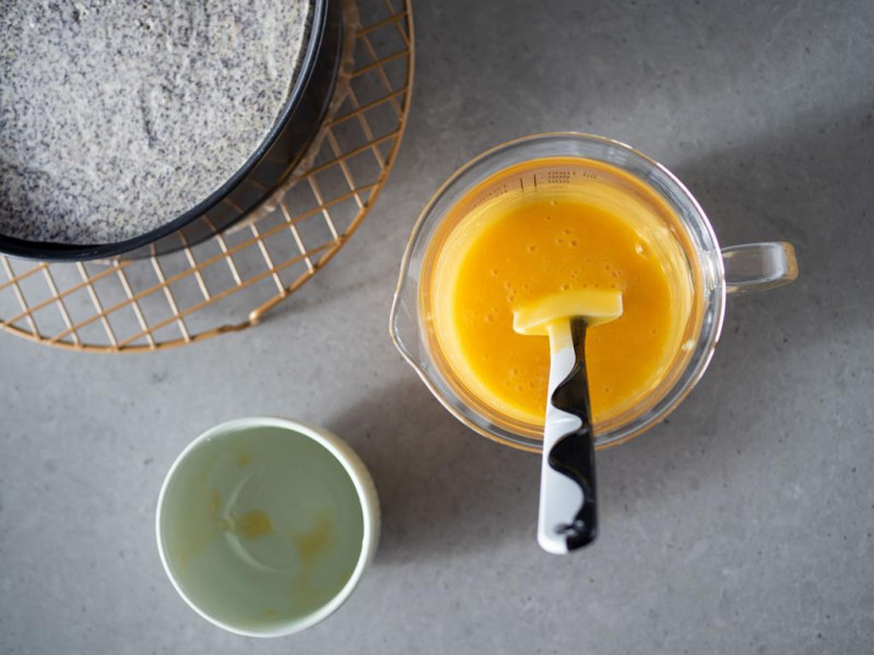 naczynie z musem brzoskwiniowym, miseczka i seromakowiec na kratce