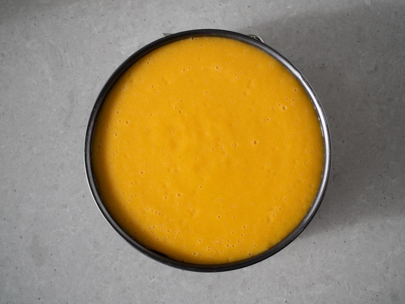 w tortownicy seromakowiec z musem brzoskwiniowym