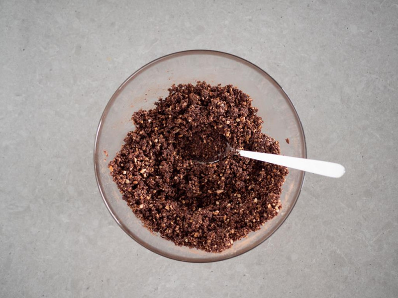 pokruszone ciasteczka z kakao na spód do ciasta seromakowiec