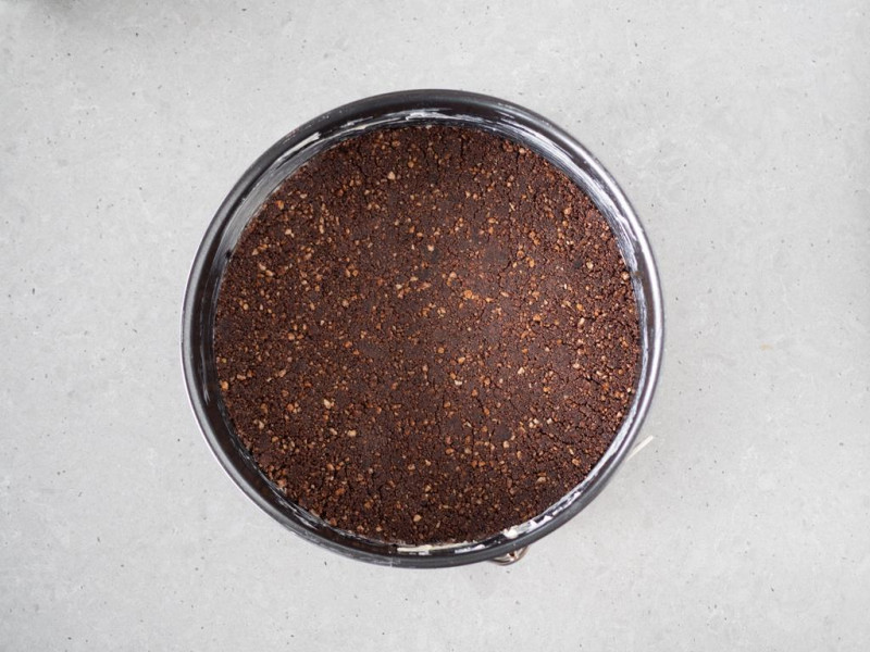 wyłożony spód w tortownicy do seromakowca