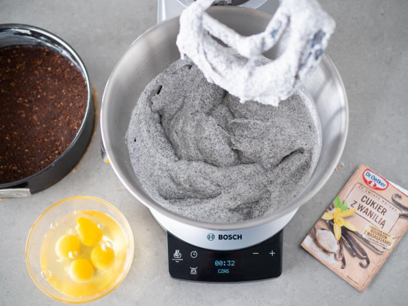 w misie robota kuchennego bosch masa do seromakowca obok cukru z wanilią dr. oetkera