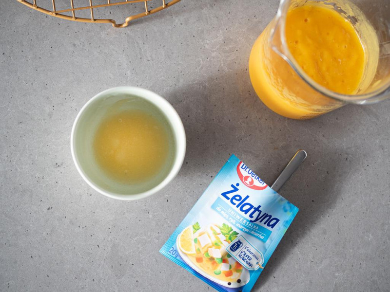 w miseczce namoczona żelatyna Dr. Oetker