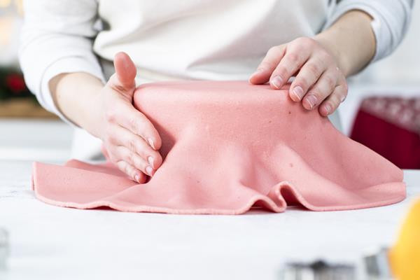 Przekładanie marcepanu na tort