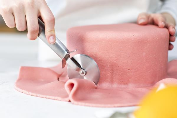 Ucinanie marcepanu za pomocą noża do pizzy