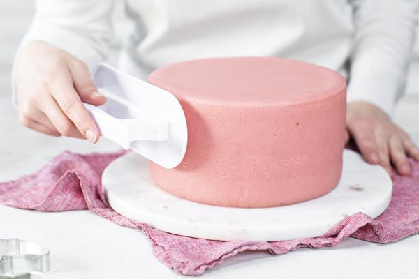 Wyrównywanie marcepanu za pomocą packi cukierniczej