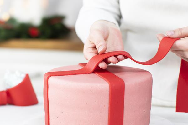 Układanie dwóch pasów (wstążek) z czerwonego marcepanu