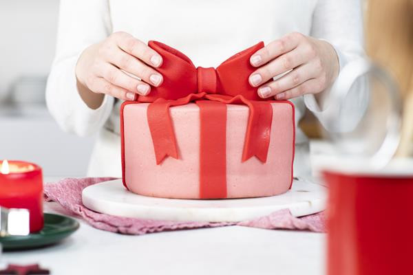 Układanie kokardki marcepanowej na torcie