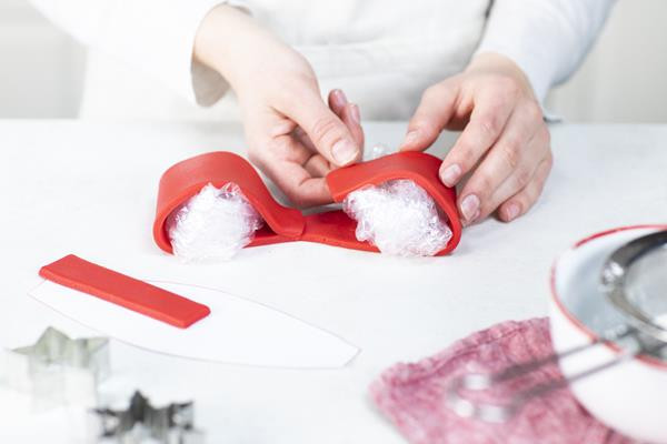 Przygotowywanie kokardki i marcepanu