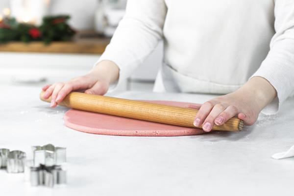 Rozwałkowywanie różowej masy marcepanowej