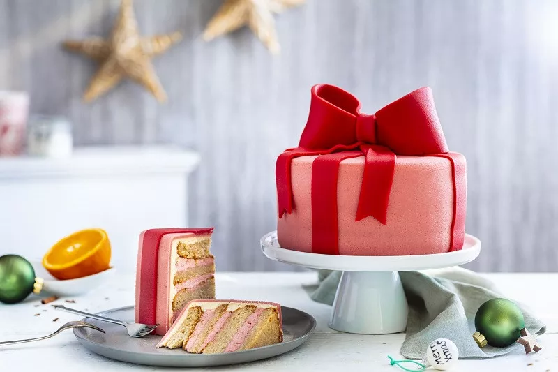 Tort na prezent z kokardką, przełożony kremem i udekorowany masą marcepanową - Wszystkiego Słodkiego