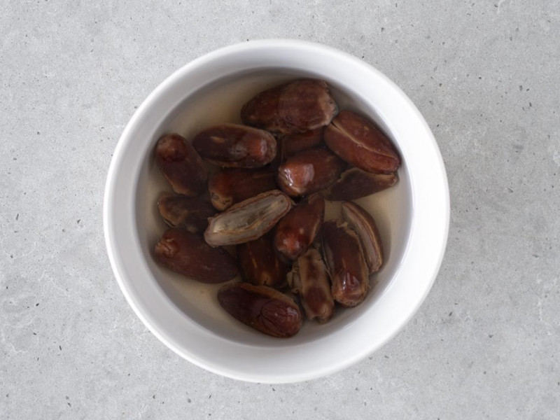 Zalane wrz膮tkiem daktyle.