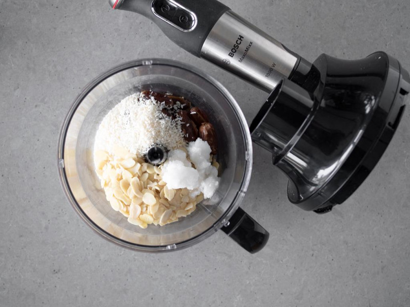 Blender r臋czny firmy Bosch z malakserem,w kt贸rym znajduj膮 si臋 sk艂adniki na sp贸d bez pieczenia.