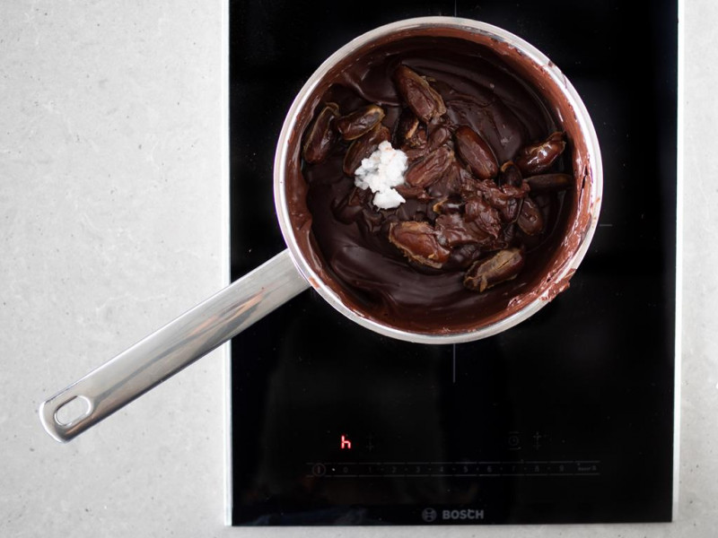 Czekoladowy krem w garnku, z dodatkiem daktyli i oleju kokosowego na kuchence 2-palnikowej firmy Bosch.