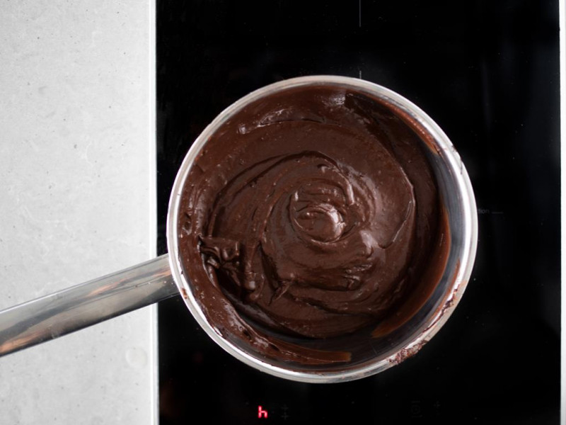 Gotowy krem czekoladowy w garnku.
