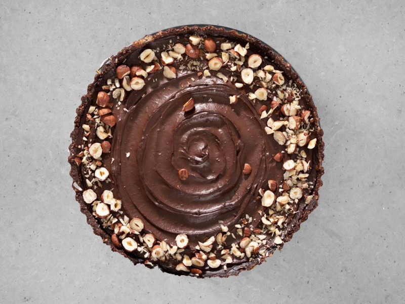 Gotowa tarta czekoladowa na bazie kakao z dodatkiem orzech贸w laskowych.
