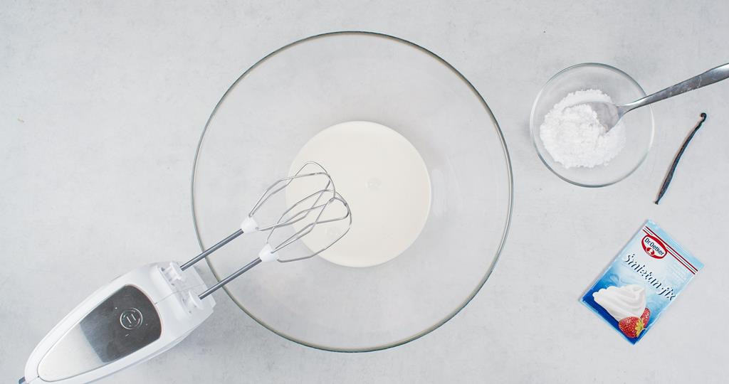 Śmietanka, śmietan fix Dr. Oetkera, cukier puder i laska wanilii Dr. Oetkera