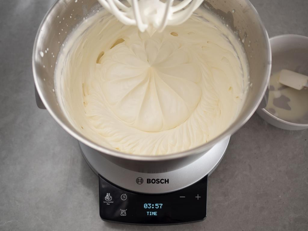 krem ubity robotem kuchennym OptiMUM 1500 W Srebrny MUM9BX5S65