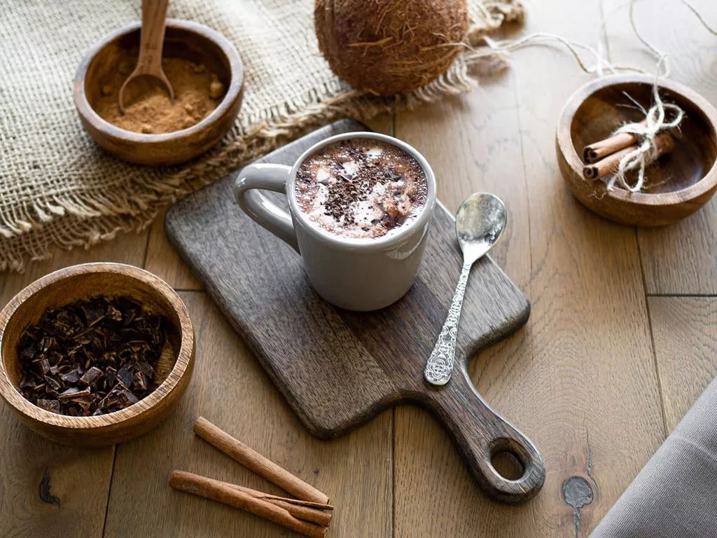 gorąca wegańska czekolada ze śmietanką kokosową i kawałami czekolady
