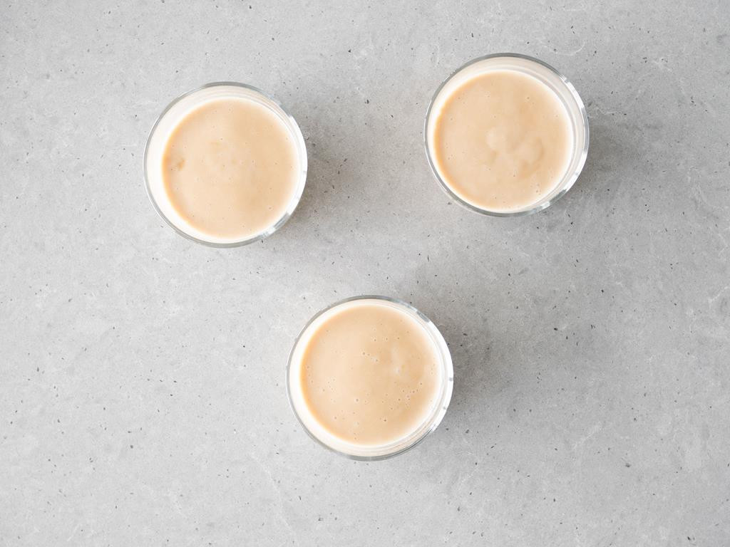 Wegański pudding karmelowy w miseczkach.