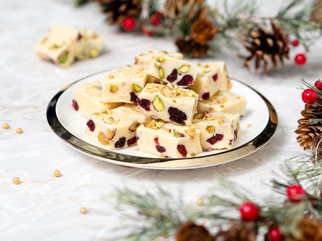fudge czyli kostka z białej czekolady z żurawiną i pistacjami - Wszystkiego Słodkiego