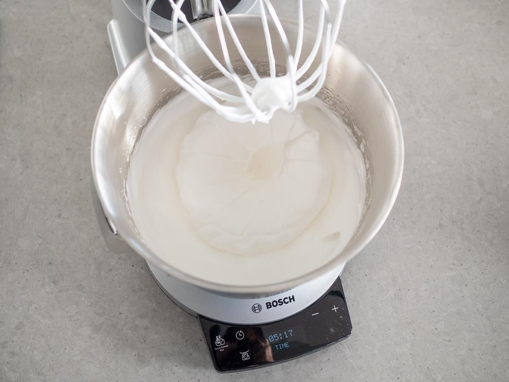piana z białek z cukrem, obot kuchenny Bosch OptiMUM MUM9BX5S65