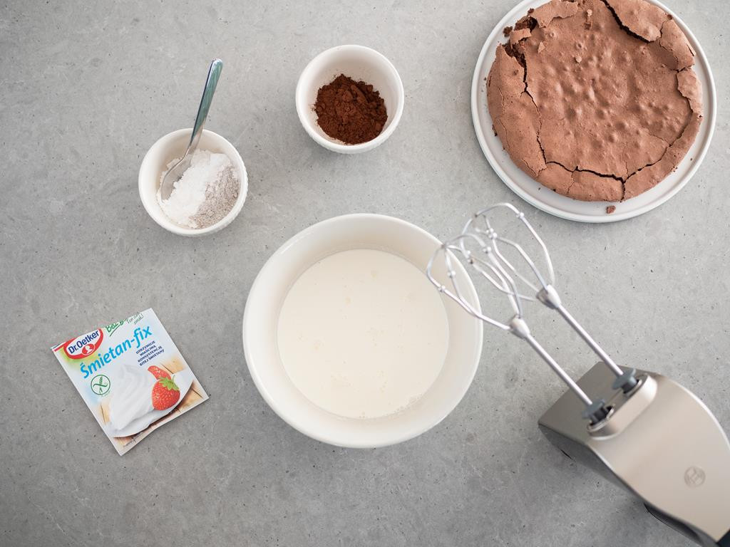 cukier puder, schłodzona śmietanka 30%, cukier z wanilią bez glutenu Dr. Oetker, śmietan-fix Dr. Oetker, ciemne kakao Dr. Oetker, blat czekoladowego ciasta