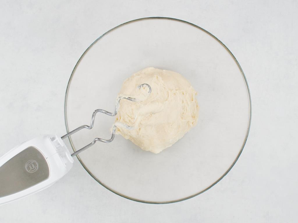 uformowane ciasto drożdżowe w misce, mikser z mieszadłami do ciasta drożdżowego
