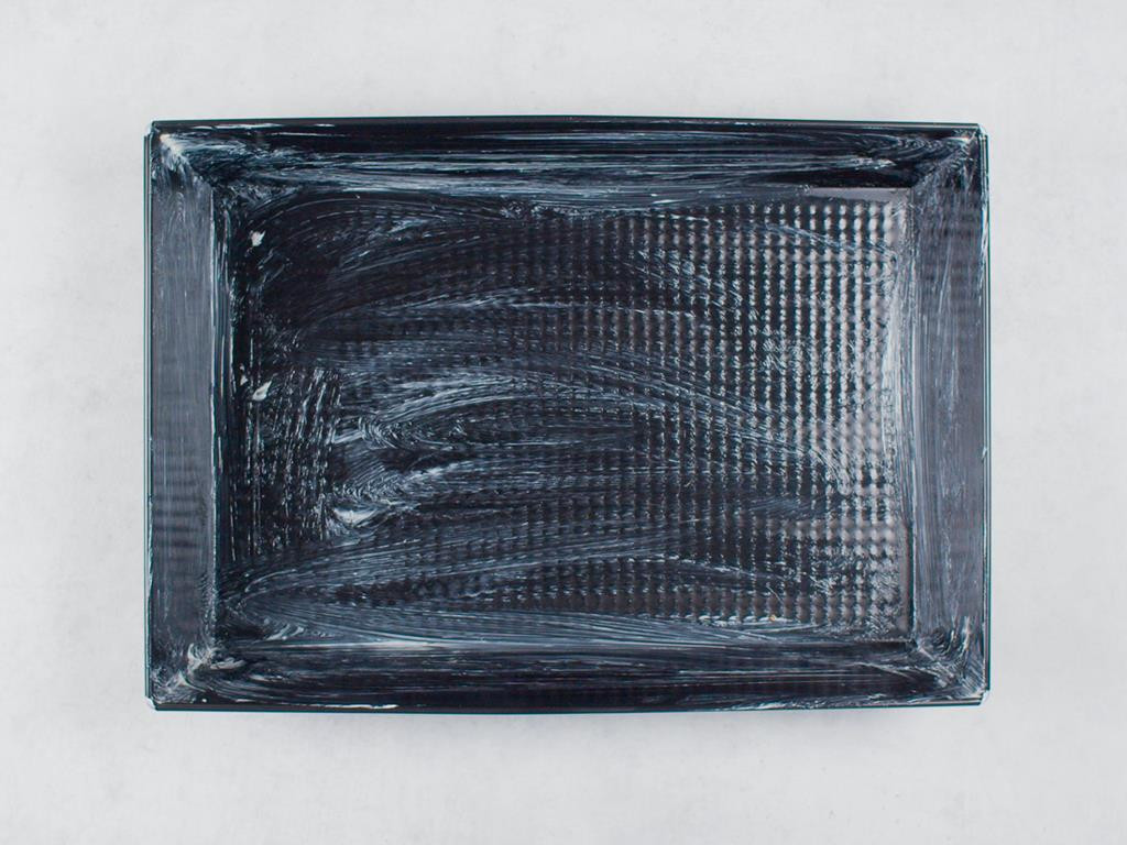 prostokątna czarna forma wysmarowana masłem