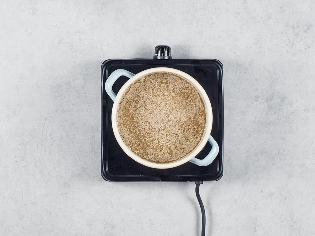 Mak zalany wrzątkiem w garnku na palniku kuchenki