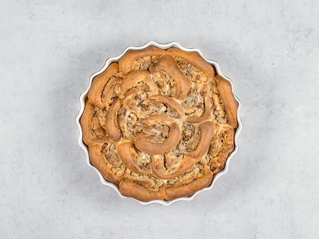 Upieczone drożdżowe ślimaczki z białym makiem