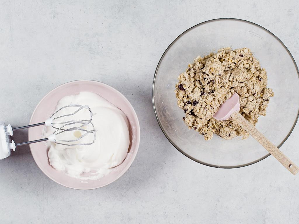 Ubite białka i masa makowa w osobnych miseczkach