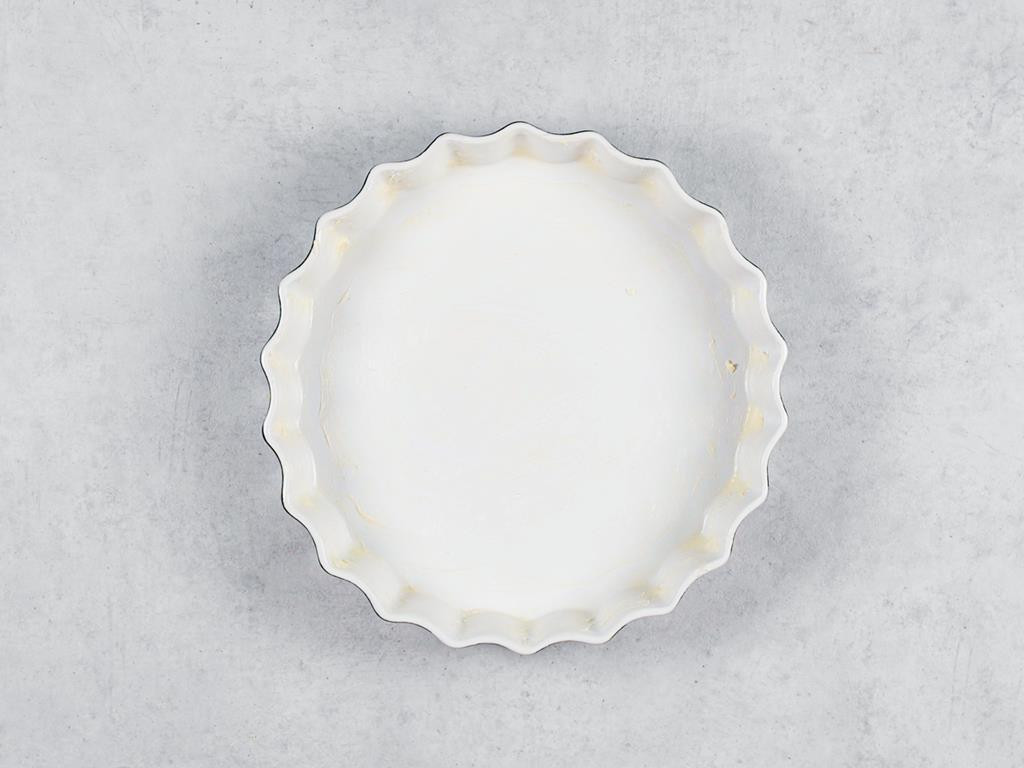 Forma do tarty wysmarowana masłem