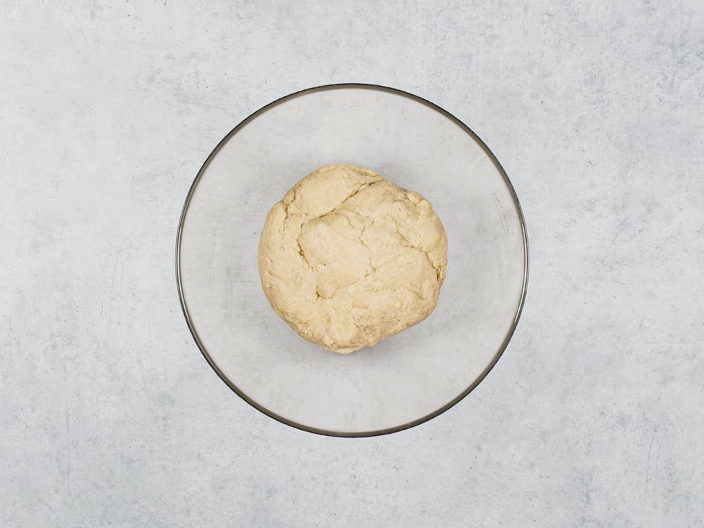 Zagniecione ciasto drożdżowe w szklanej misce