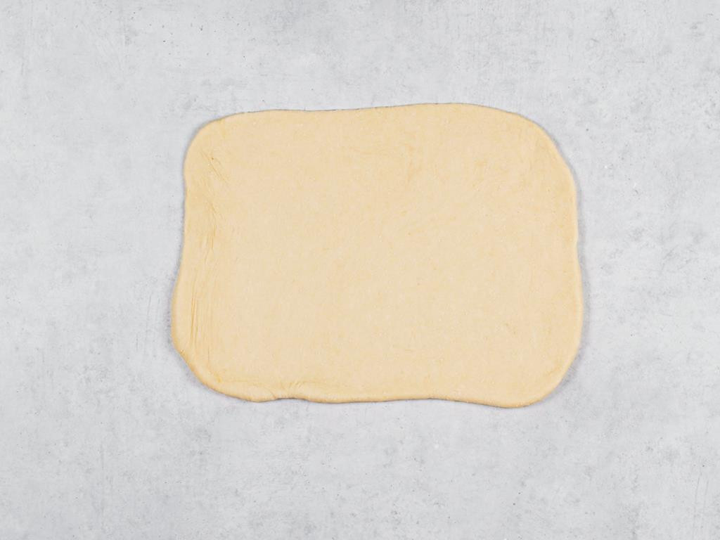 Ciasto rozwałkowane na stolnicy na prostokąt