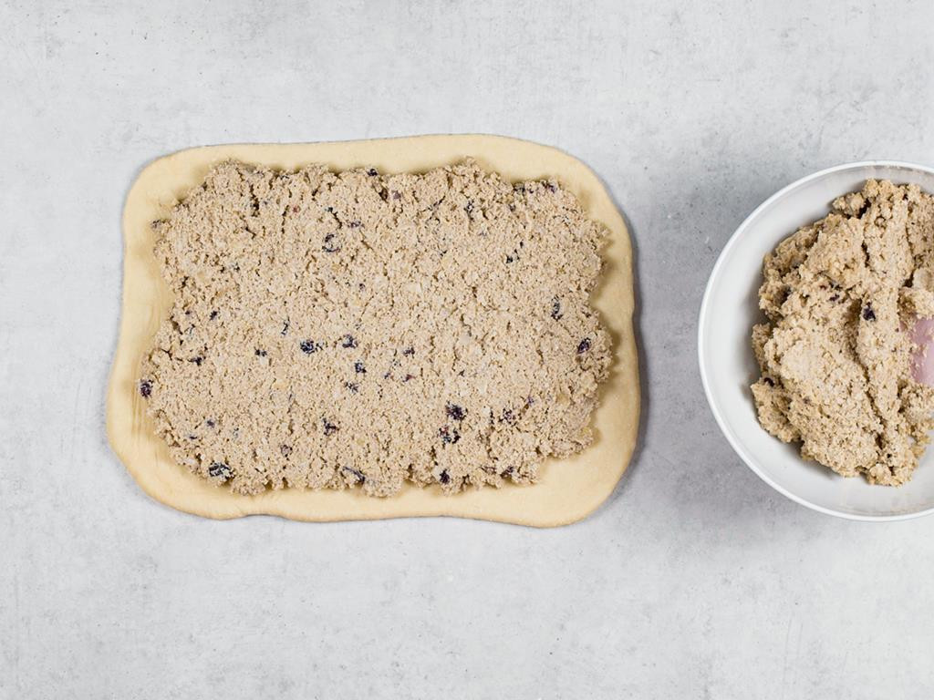 Nadzienie makowe wyłożone na rozwałkowane ciasto