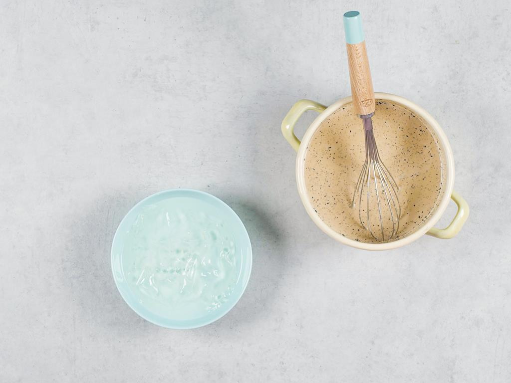 Żelatyna w listkach namoczona w wodzie na talerzyku, śmietanka z kawą w garnku