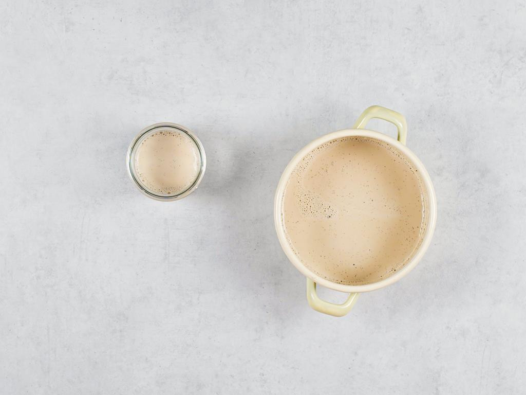 Deser panna cotta kawowa w garnku oraz przelany do słoiczka