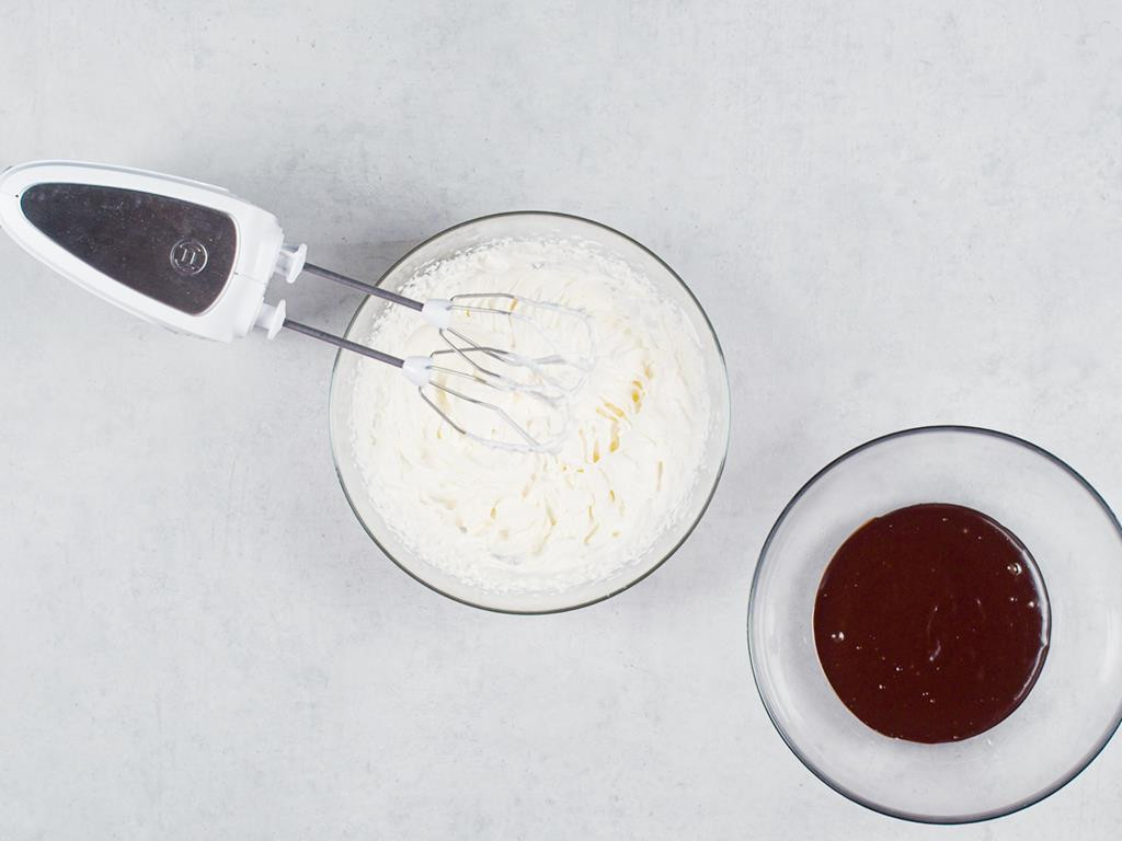 Ubita śmietanka i czekoladowa masa w miseczkach