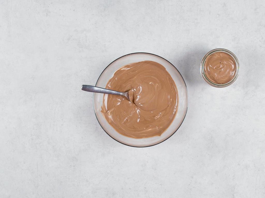 Mus czekoladowo-śmietankowy przelany do słoiczka z deserem kawowym panna cotta