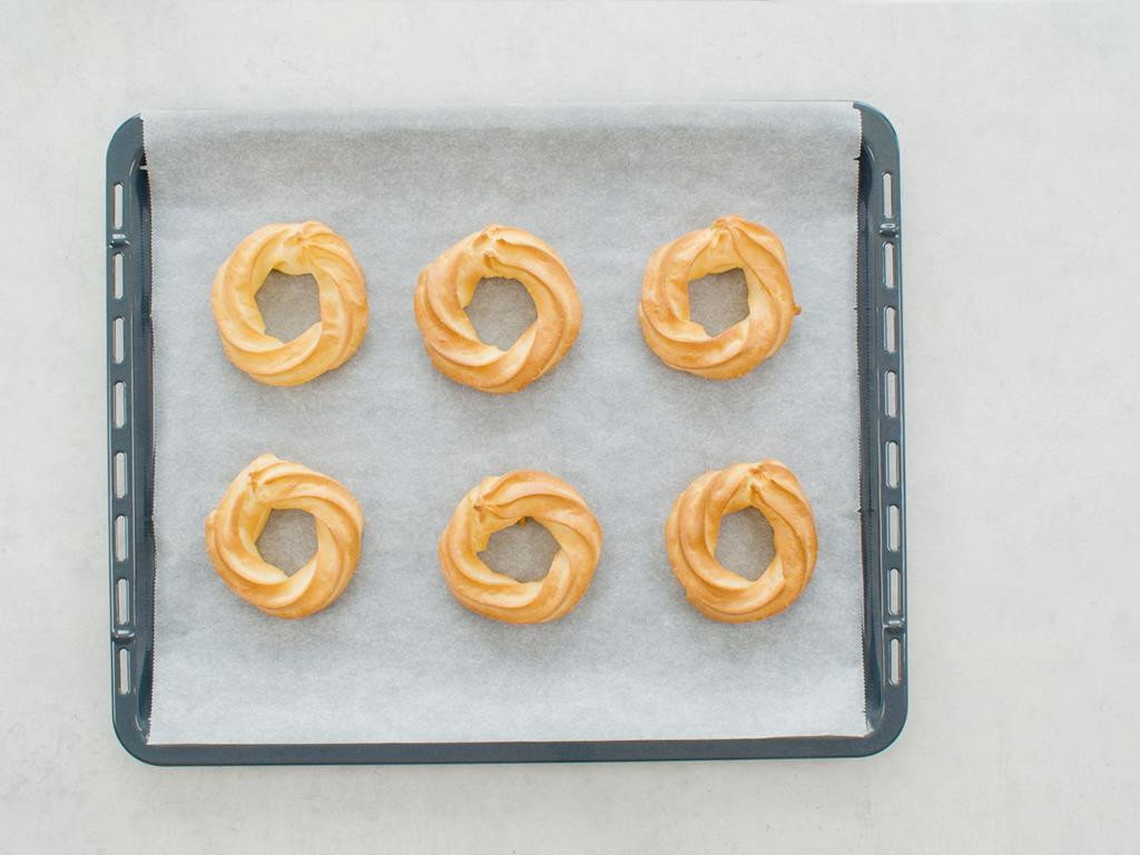 Blacha z upieczonymi pączkami hiszpańskimi