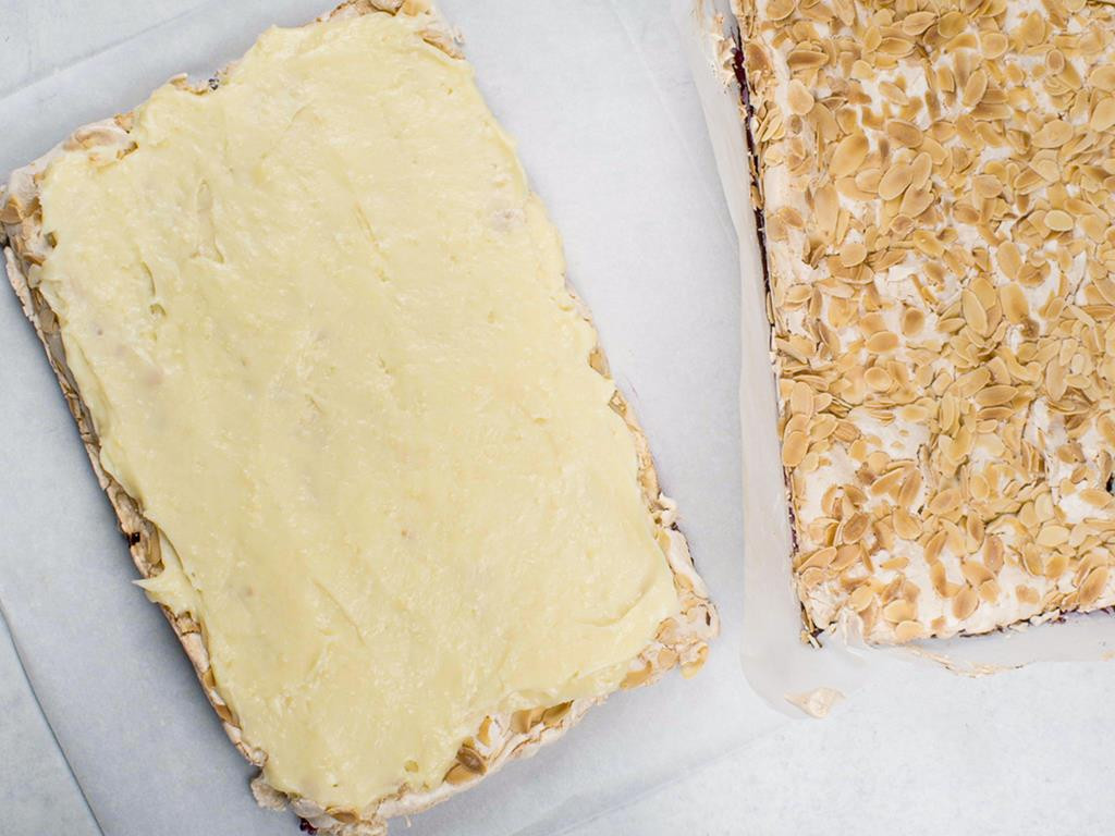 Krem budyniowy wyłożony na upieczone ciasto