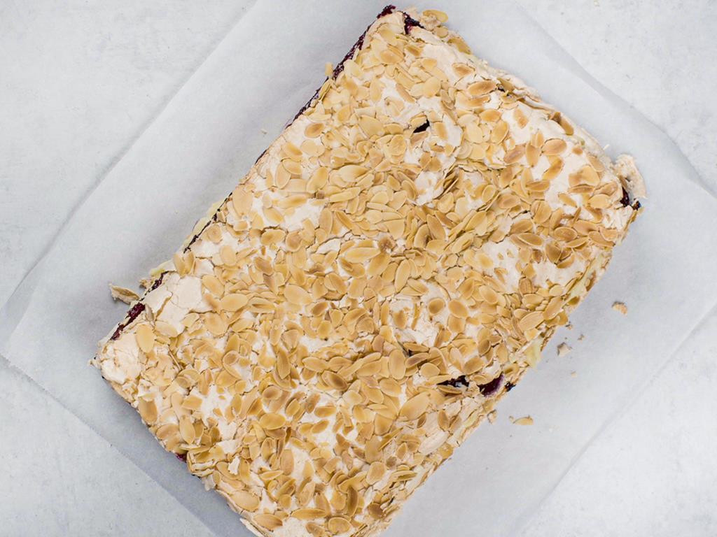 Upieczone ciasto Pani Walewska z dżemem i migdałami