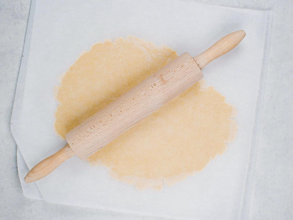 Rozwałkowane ciasto pomiędzy papierami do pieczenia