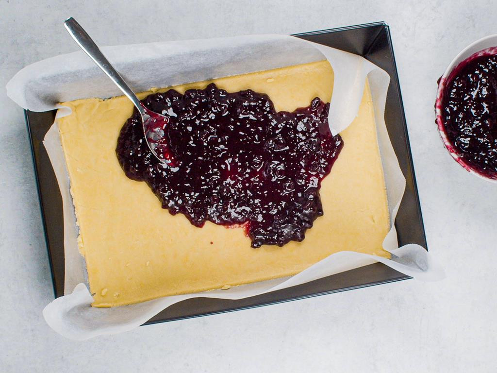 Dżem rozsmarowany ma spodzie ciasta.