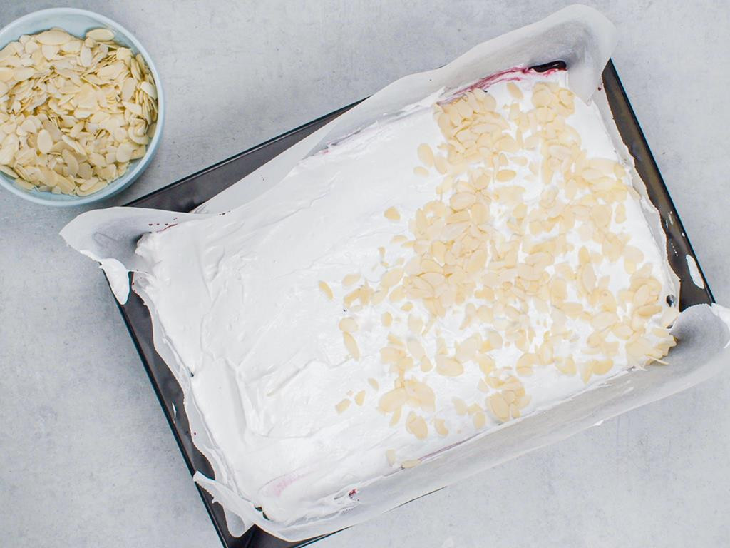 Ubite białko i płatki migdałów na cieście