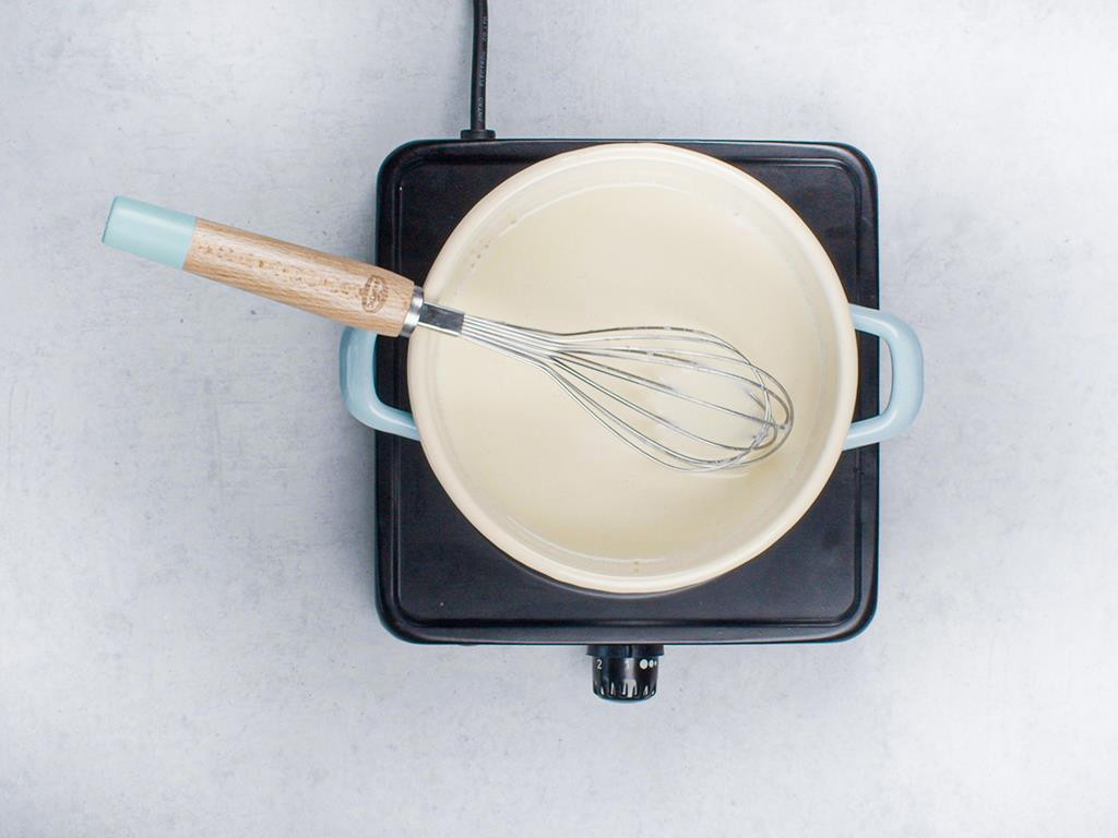 Mleko zagotowane z budyniem na palniku