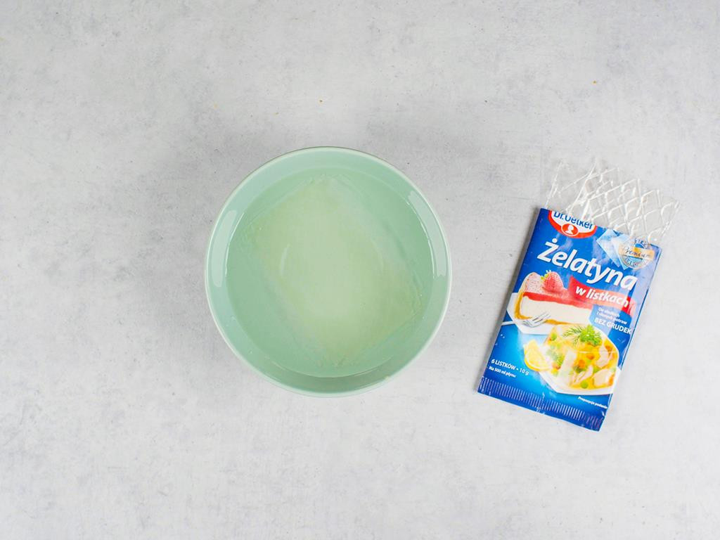 Listki żelatyny Dr. Oetkera zamoczone w wodzie