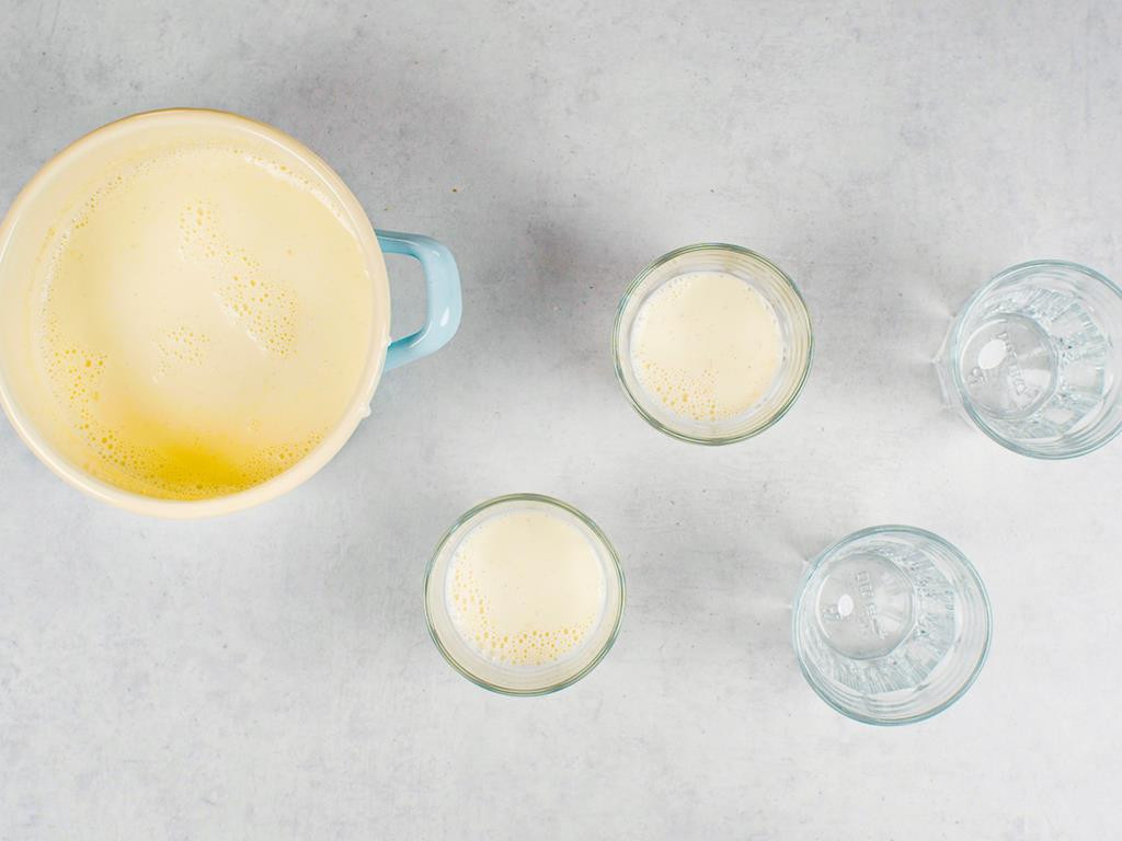 Masa na deser panna cotta przełożona do przezroczystych szklanek