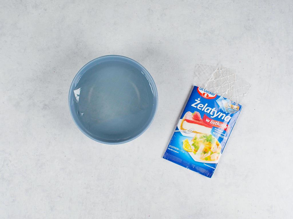 Listki żelatyny Dr. Oetkera zamoczone w wodzie